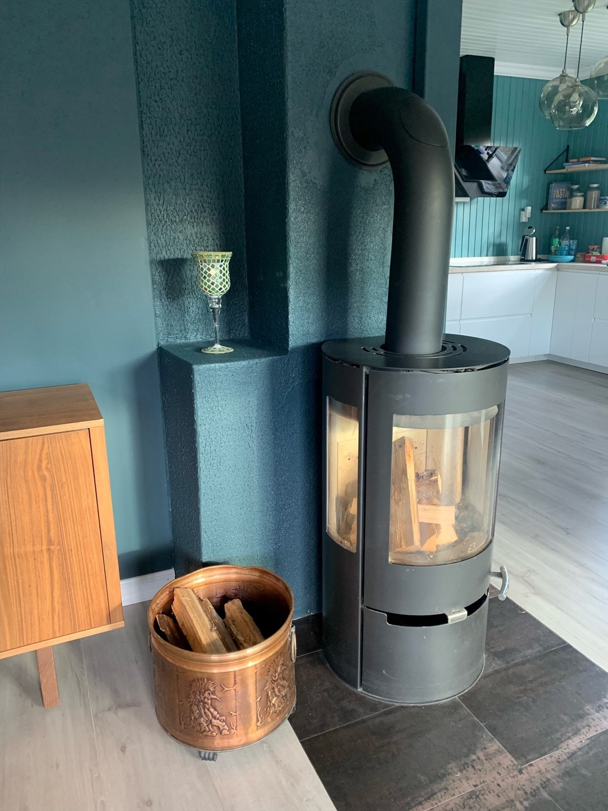 Som et fint midtpunkt i stuen har du en moderne vedovn som varmer godt på kalde høst- og vinterdager, samt bidrar til hygge. Galleribilde