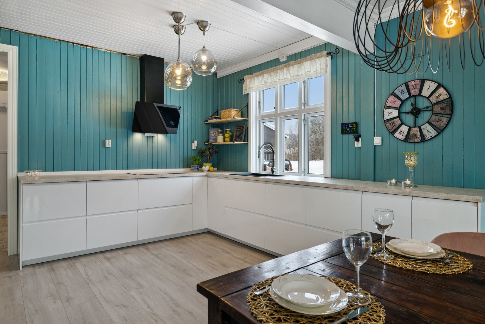 Kjøkkenet ligger i en fin og sosial åpen løsning med spisestuen, og samtidig naturlig adskilt fra stuen. Kjøkkenet har lys enstavs laminat fra 2018/19 på gulv og overflater malt i en grønnfarge som står i fin kontrast til den lyse innredningen. Galleribilde