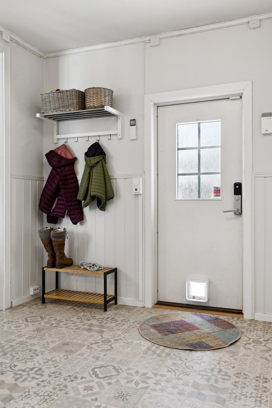Når du entrer boligen kommer du inn i en lys entré med plass til sko og oppheng av yttertøy. Entréen ble oppgradert i 2023 med nydelig belegg på gulv og gulvvarme. Galleribilde