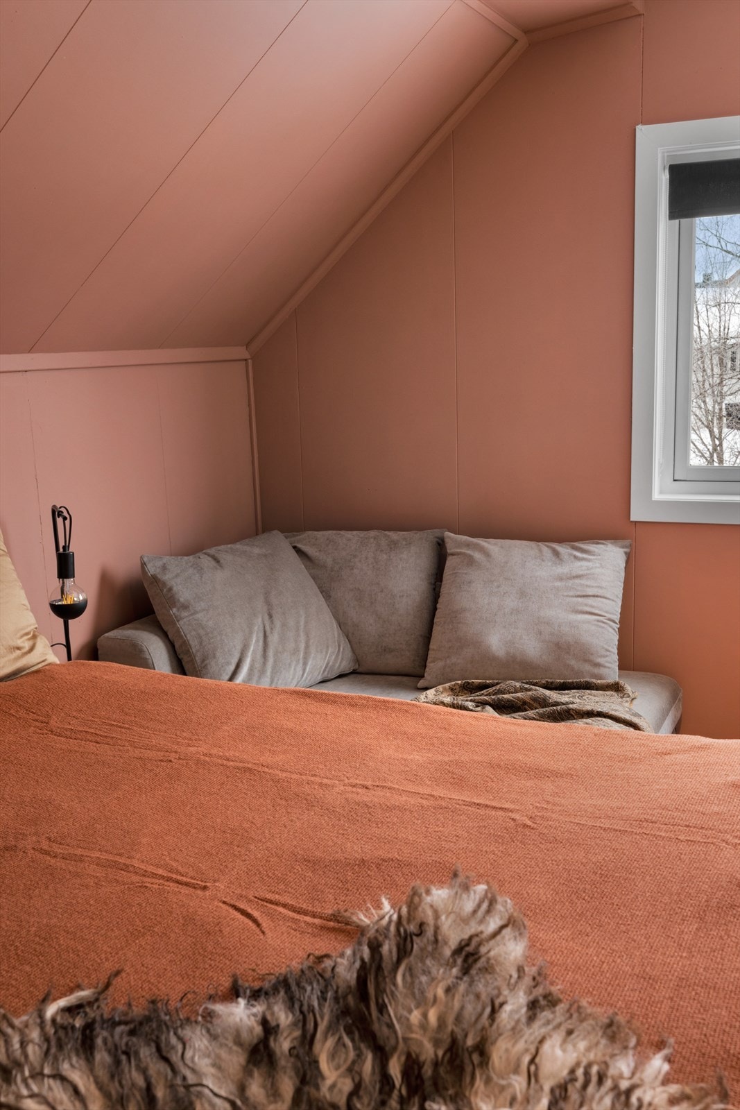 Soverommet har laminat på gulv og er oppgradert med i 2022 med Walls2Paint-plater malt i en fin varm farge. Galleribilde