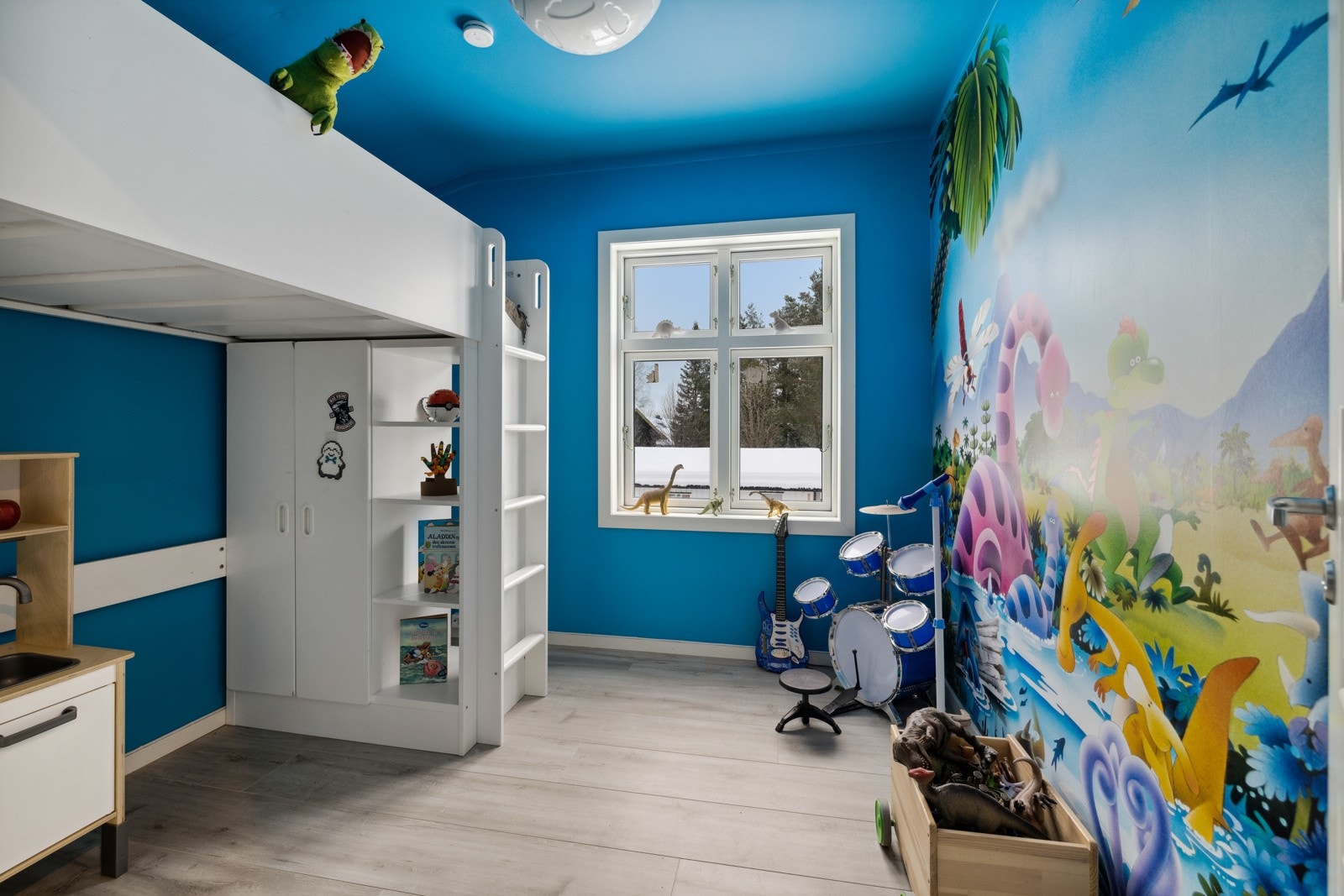 Soverom 4 er et litt mindre rom som passer perfekt som barnerom, gjesterom eller kontor. Soverommet har lys enstavs laminat fra 2023 på gulv og overflater malt i en blåfarge kombinert med fototapet på en vegg. Galleribilde