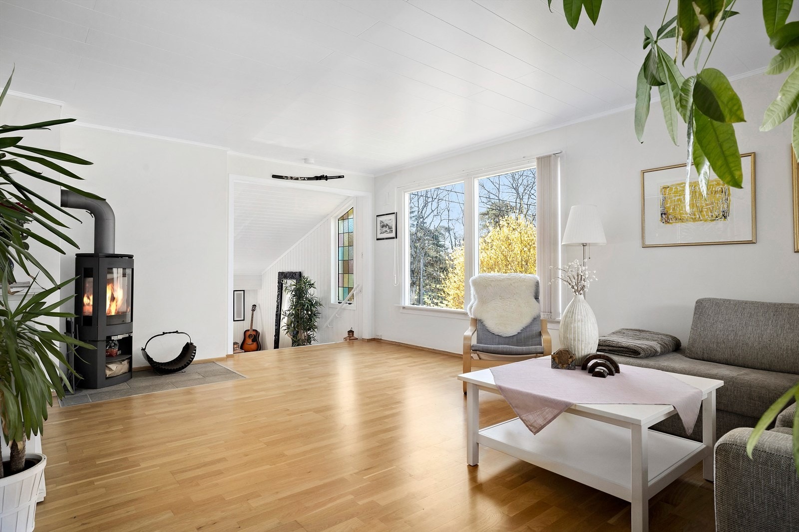Den store stuen er lys med store vinduer fra flere himmelretninger. Galleribilde