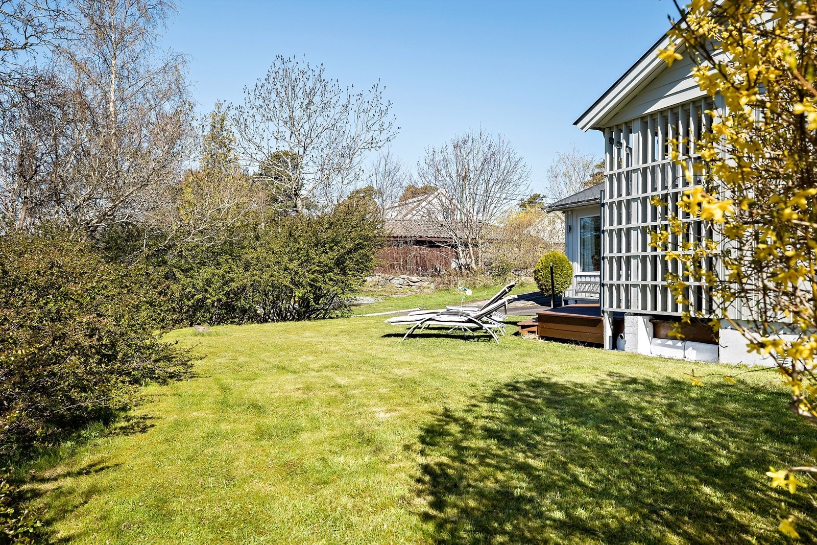 Her kan barna leke som de vil. Kanskje du har grønne fingre og ønsker deg en tilnærmet flat hage hvor du kan plante diverse blomster og vekster? Galleribilde