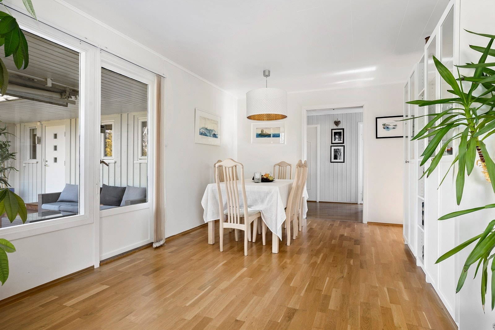 Her er det store oppholdsrom som gir god plass til hele familien, samt gjester. Galleribilde