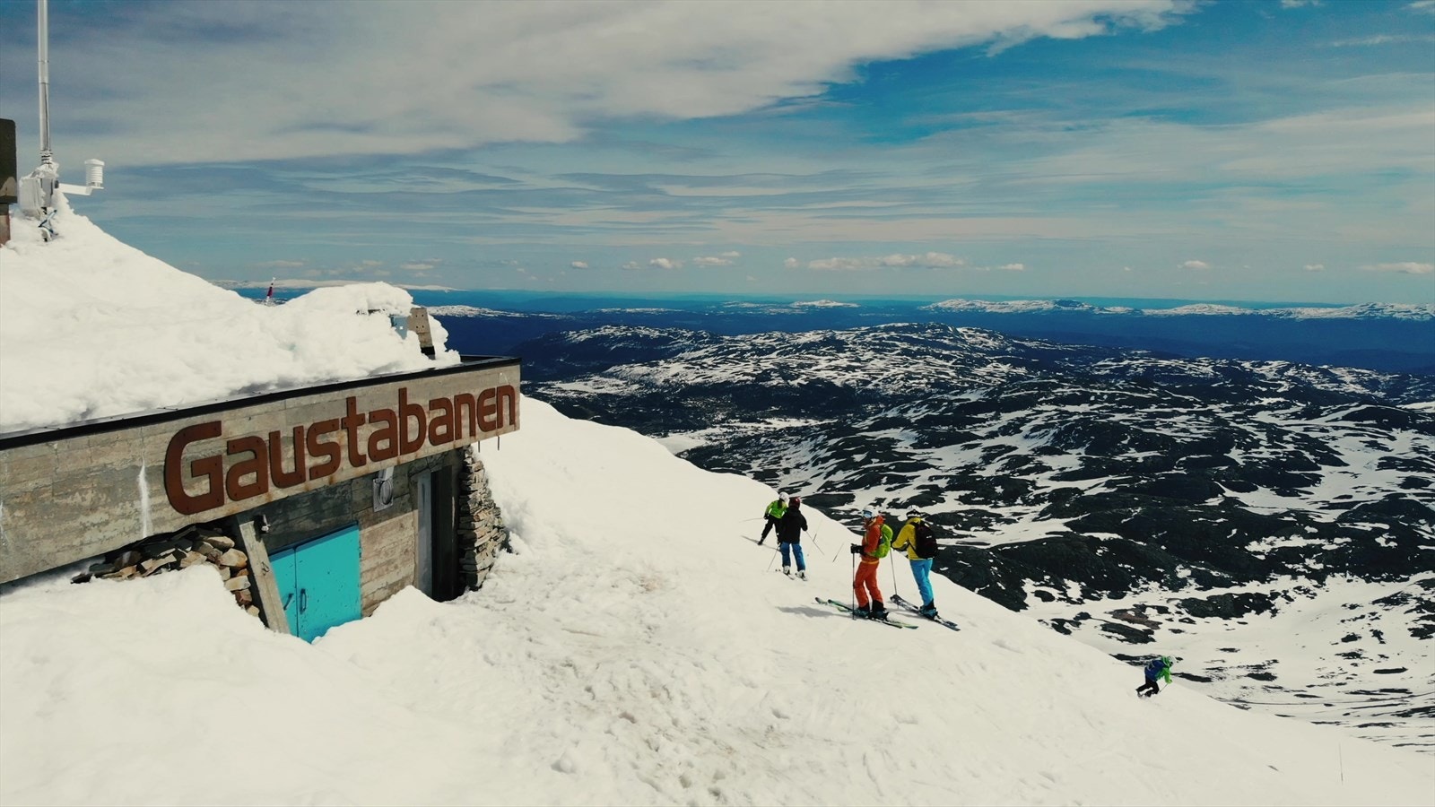 Alpint Ta Gaustabanen inne i Gaustatoppen opp til 1 883 meter over havet og stå på ski helt ned til Rjukan 250 meter over havet Galleribilde