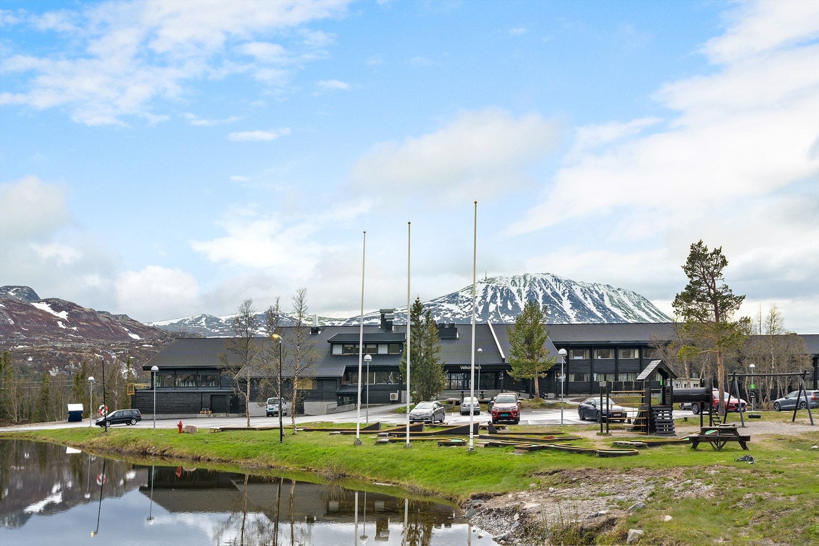 Gaustablikk Fjellresort har bl a minigolf, padel, pump track, sykkel- og vannsportutleie om sommeren Galleribilde