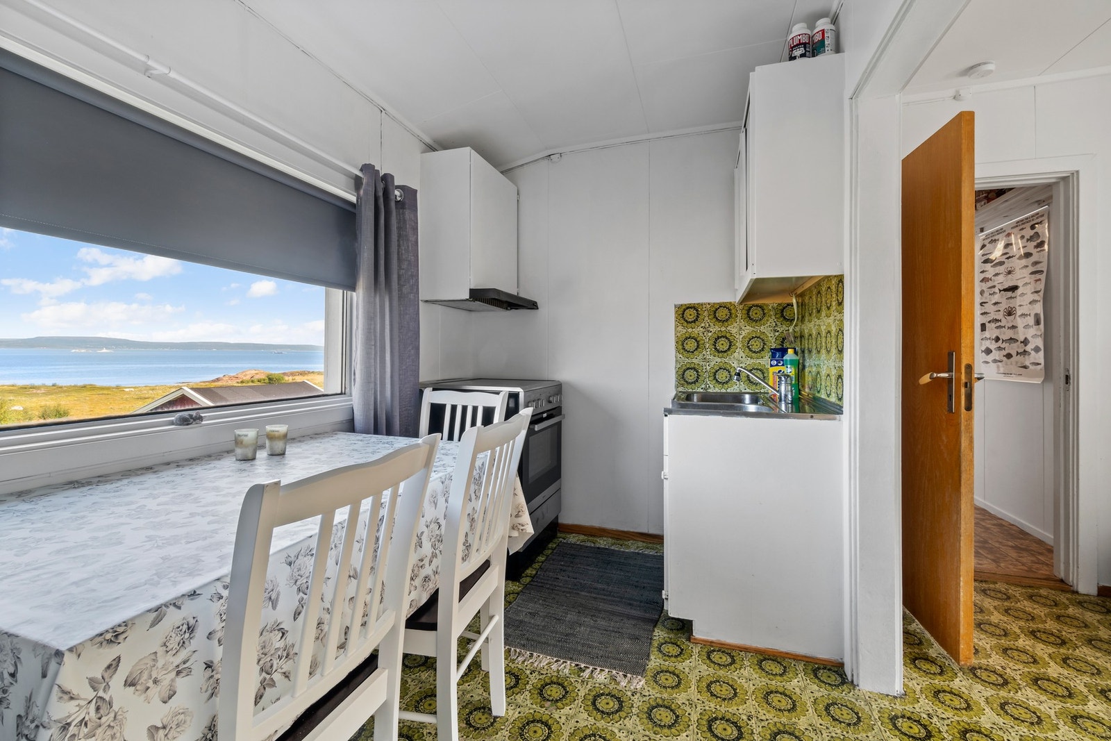 Fra kjøkkenvinduet har man fantastisk utsikt mot Varangerfjorden. Galleribilde