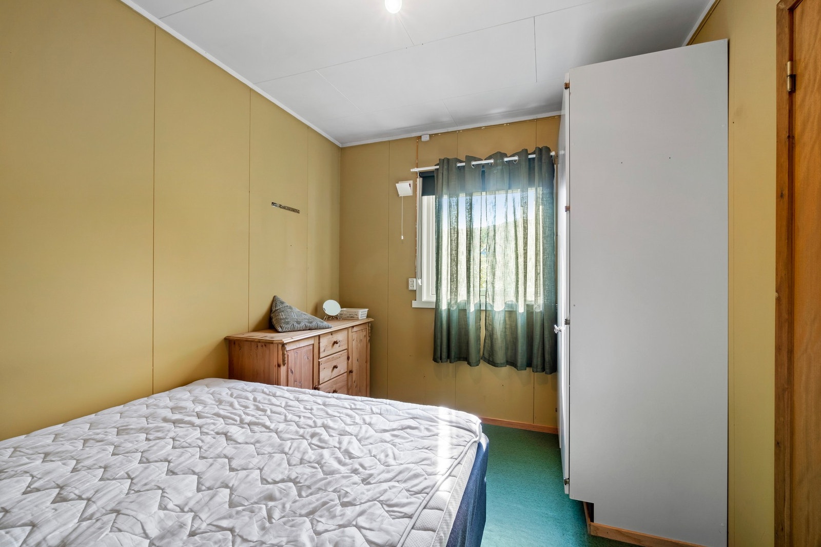 Det er også god plass til et garderobeskap. Galleribilde