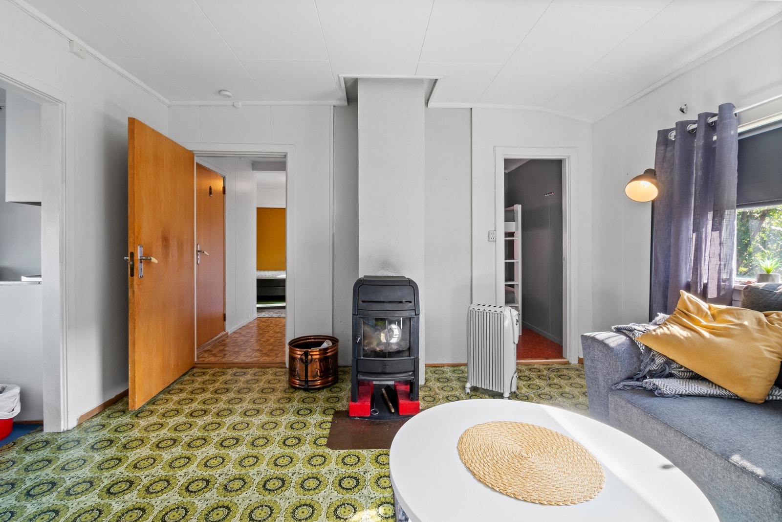 Oppvarmingen består av en vedfyrt peis, supplert med elektriske ovner. Galleribilde