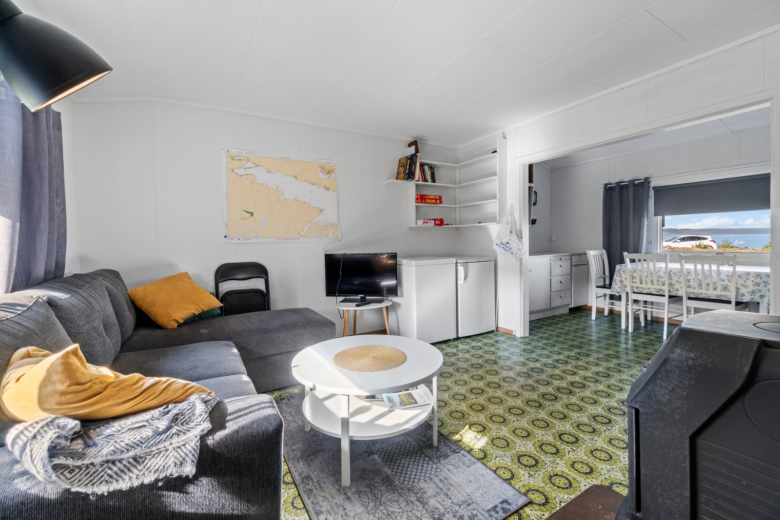 Fritidsboligen har 2 soverom, stue/kjøkken i åpen løsning og et praktisk bad. Galleribilde