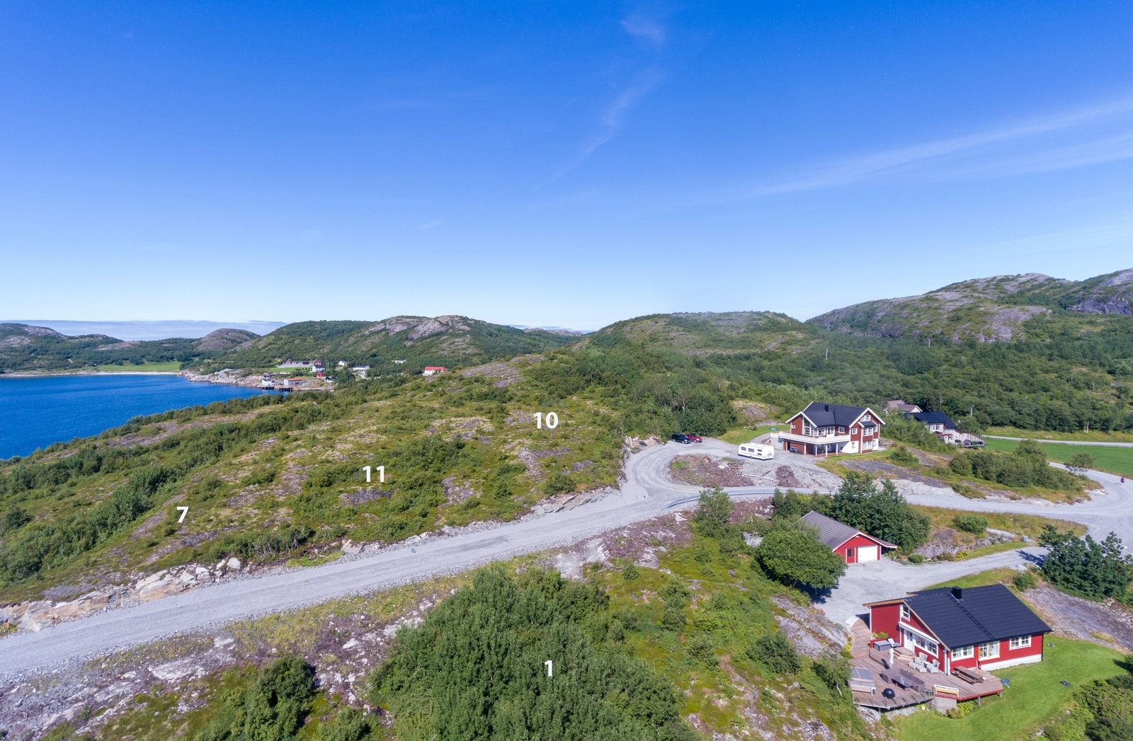 Nærmeste barne og ungdomsskole ligger cirka sju kilometer sør for Roan sentrum Galleribilde