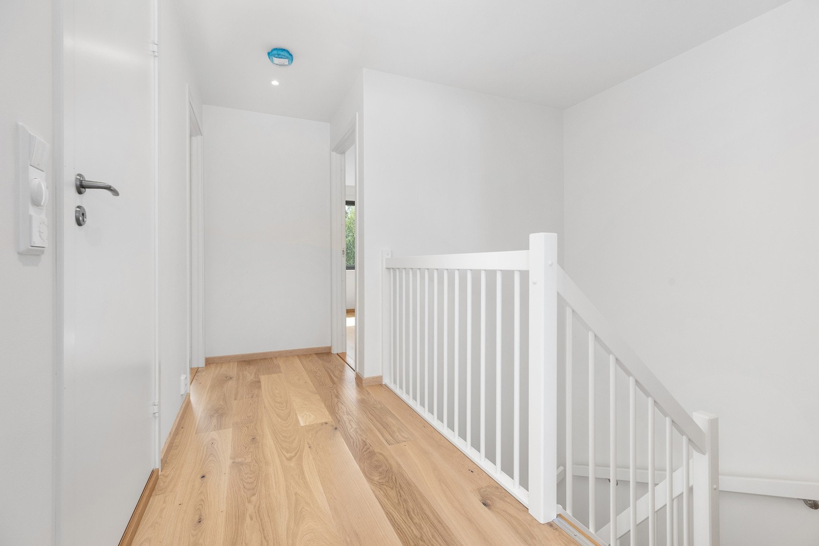 1-stavs hvitpigmentert mattlakkert eikeparkett. Galleribilde