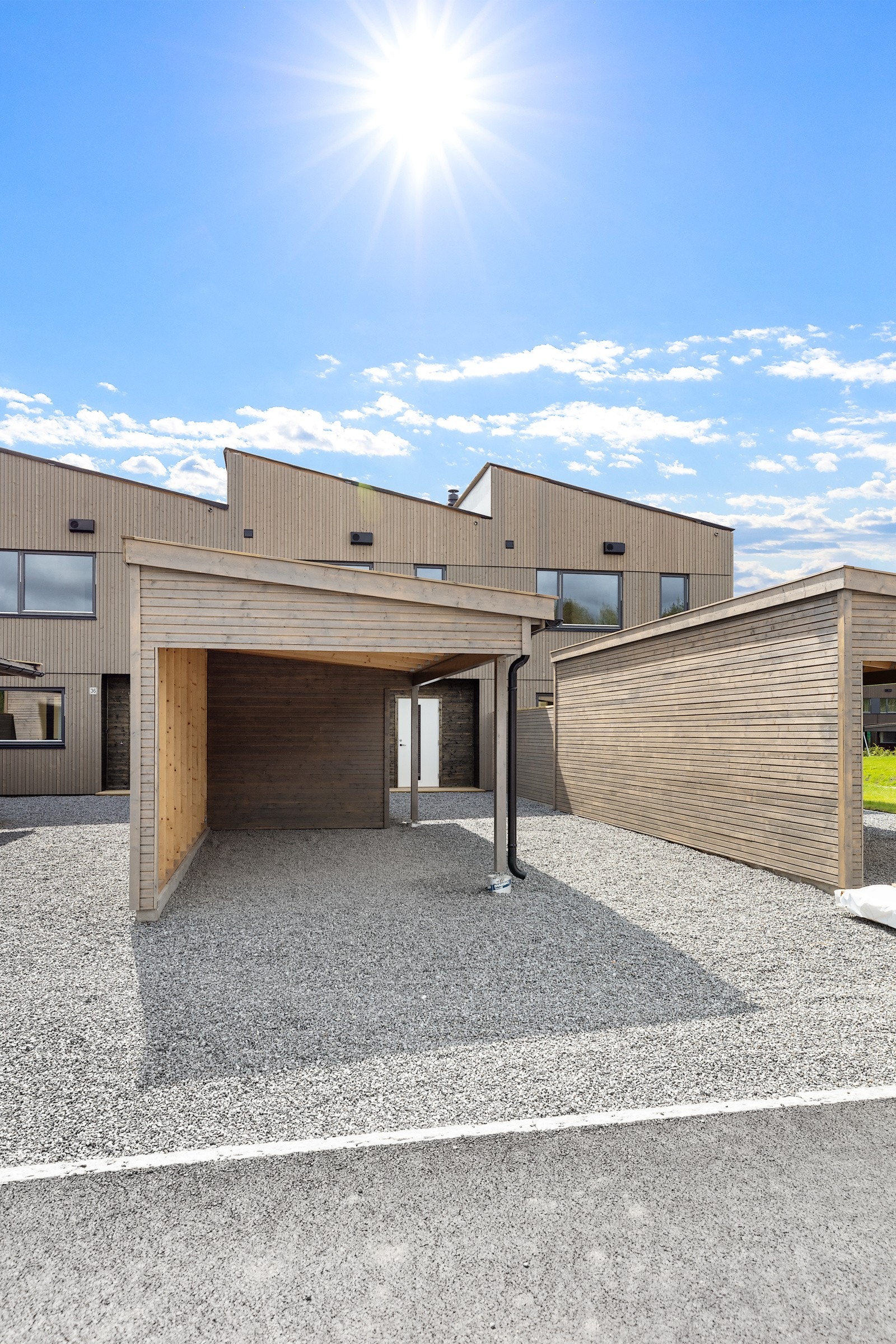 Carport - rett ved inngangsdøren, enkel adkomst inn når man har handlet! Galleribilde