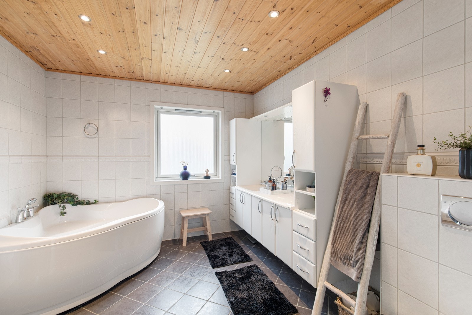 Hovedetasjens bad ble etablert i 2004 i forbindelse med påbygg av boligen. Galleribilde