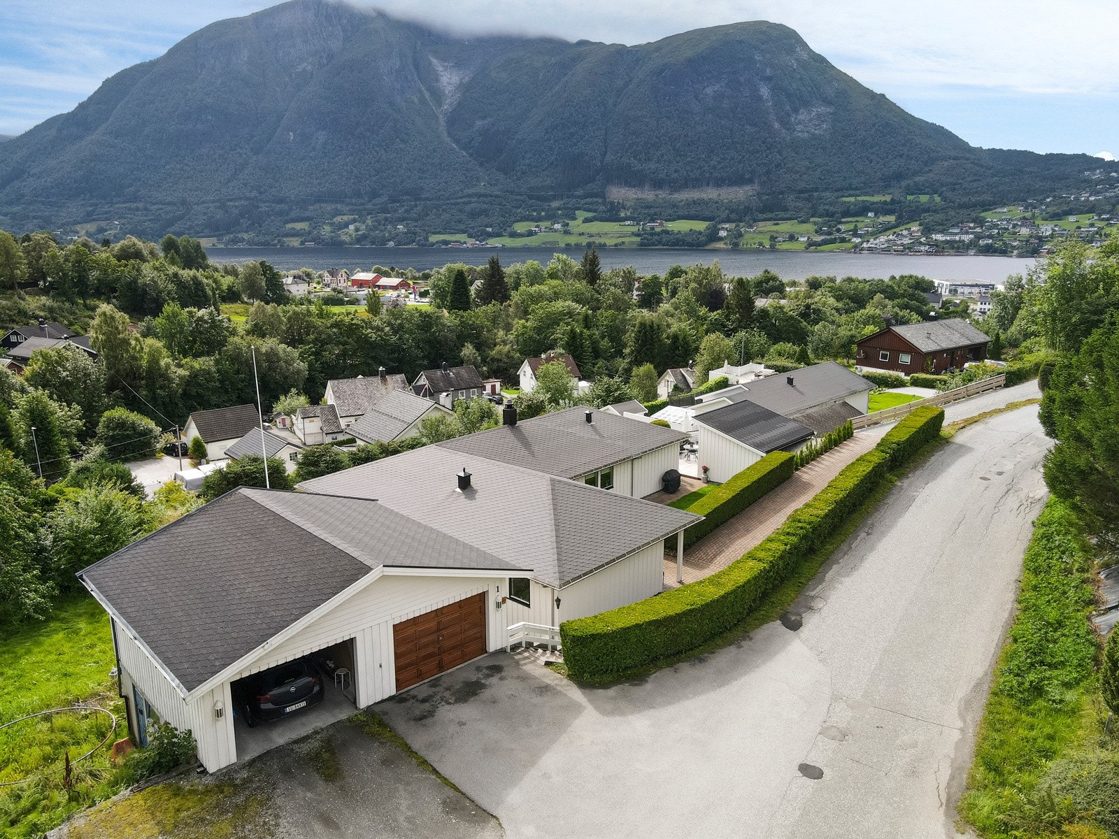 Boligen har en flott beliggenhet med flott utsikt mot fjellene rundt. Galleribilde