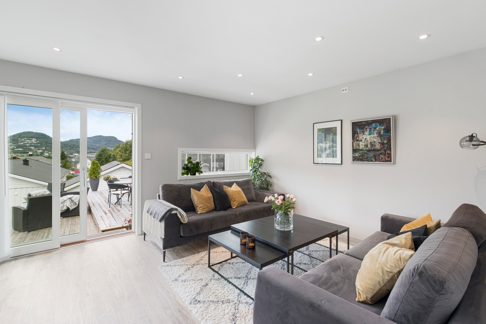 Utgang til terrasse via skyvedør. Galleribilde