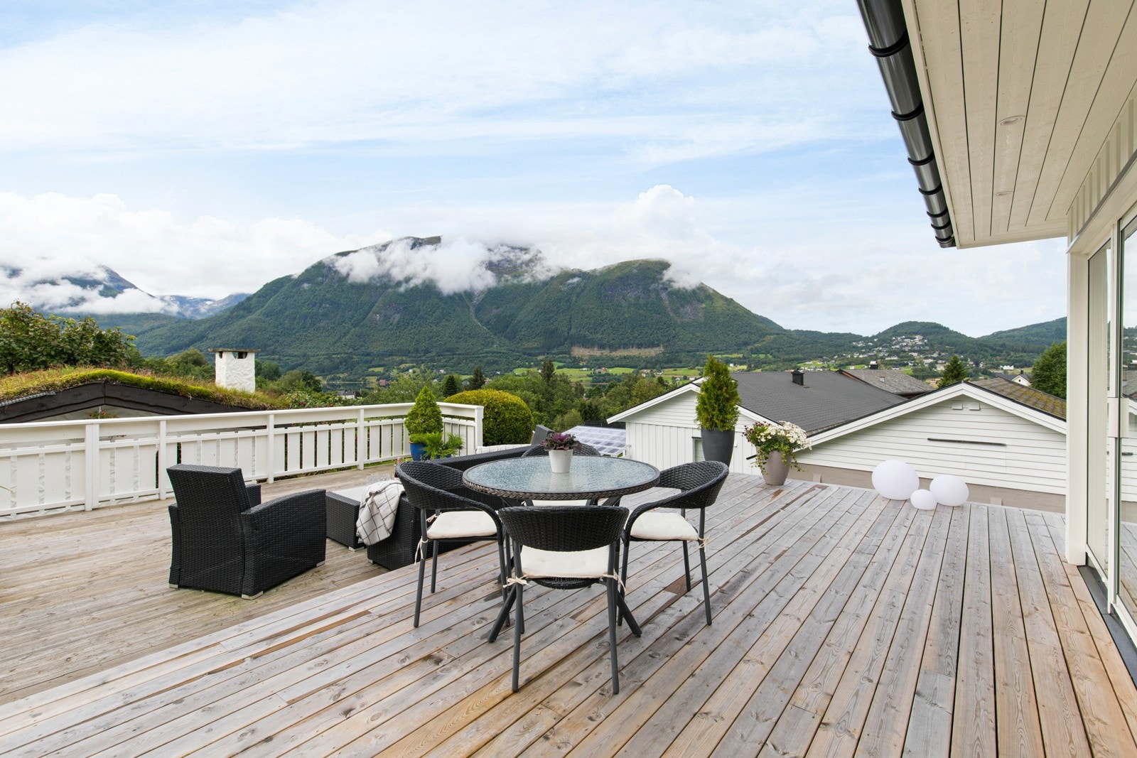 Stor terrasse som går over to nivåer. Galleribilde