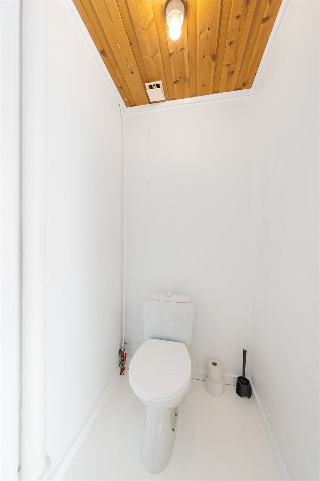 Toalettrommet er lysmalt og inneholder wc og servant. Galleribilde