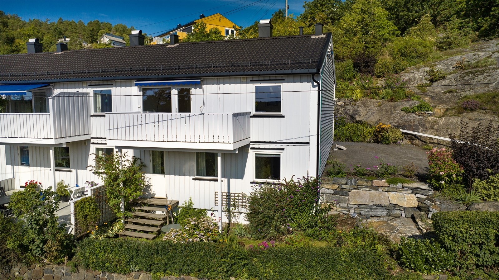 Leiligheten har en fin, sørvendt veranda med gode solforhold og sjøutsikt. Galleribilde