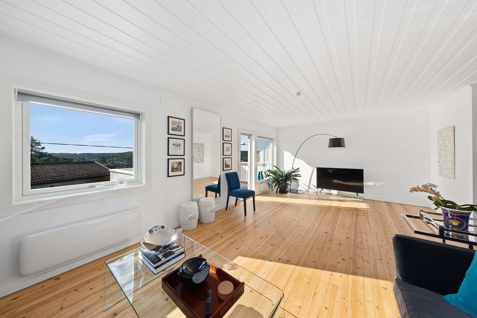 På hovedplan er det i dag stue, spisestue og kjøkken. Leiligheten er opprinnelig bygd med et soverom på hovedplan, så dette er mulig å tilbakeføre om ønskelig. Galleribilde