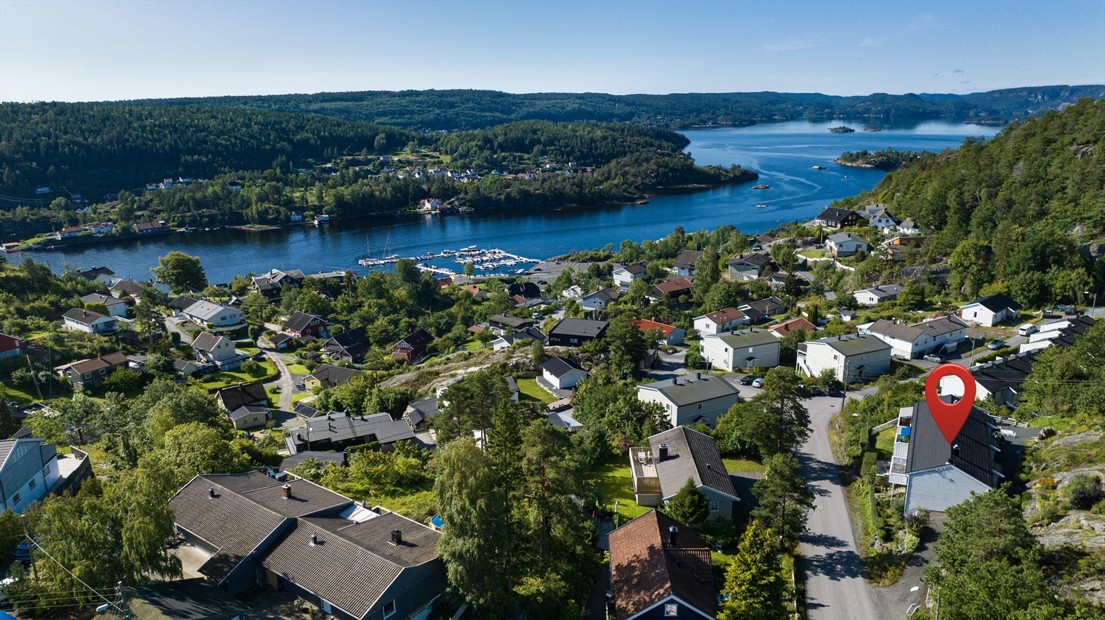 Samtidig som den har nærhet til naturen, ligger også eiendommen sentralt til. Det er gangavstand til sentrum med de fleste fasiliteter. Galleribilde