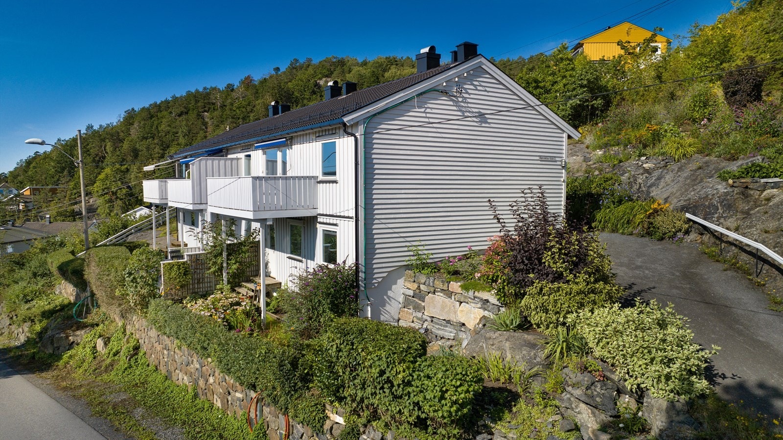 Attraktiv rekkehusleilighet med sjøutsikt, veranda og hage. Mulighet for parkering av en mindre bil på leilighetens nordøstside. Galleribilde