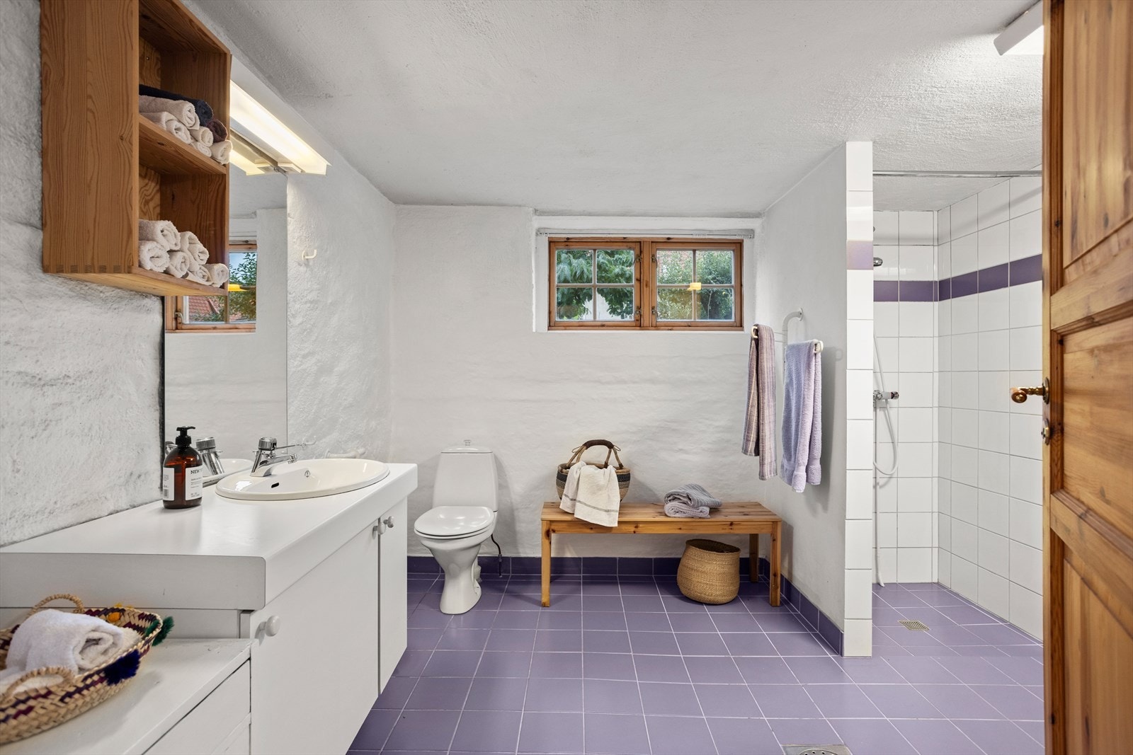 Badet i underetasjen er av meget god størrelse, og er fra ca. 1993. Det er varmekabler i gulvet. Galleribilde