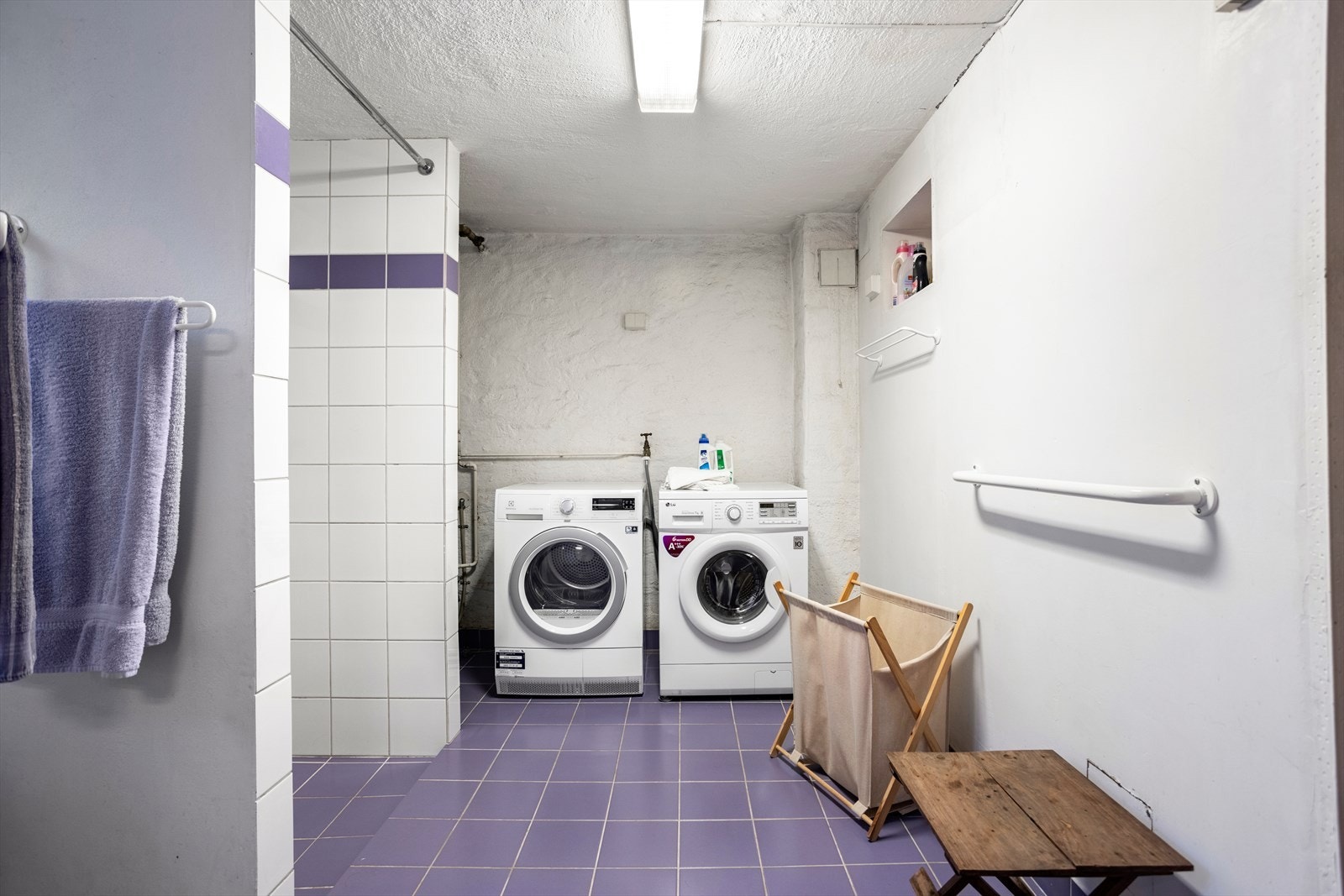 Badet er utstyrt med wc, servantskap og dusj. I tillegg er det opplegg for vaskemaskin og tørketrommel. Galleribilde