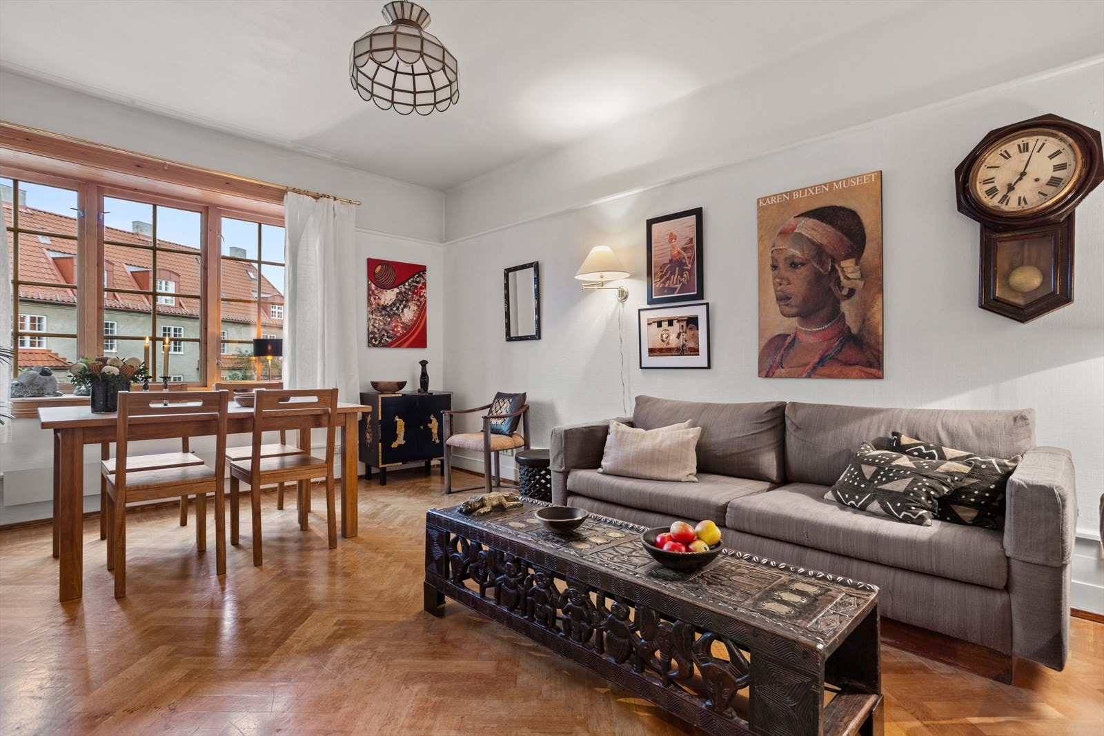 Innvendig har boligen en familievennlig planløsning som beveger seg over fire etasjer. Galleribilde