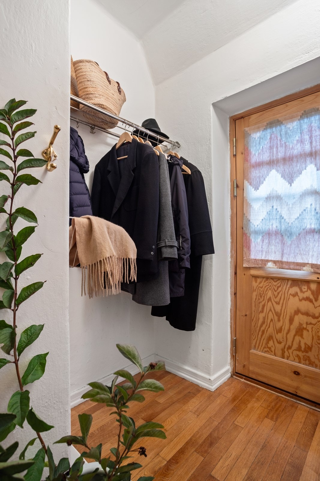 Det er plass til oppbevaring av sko og yttertøy. Galleribilde