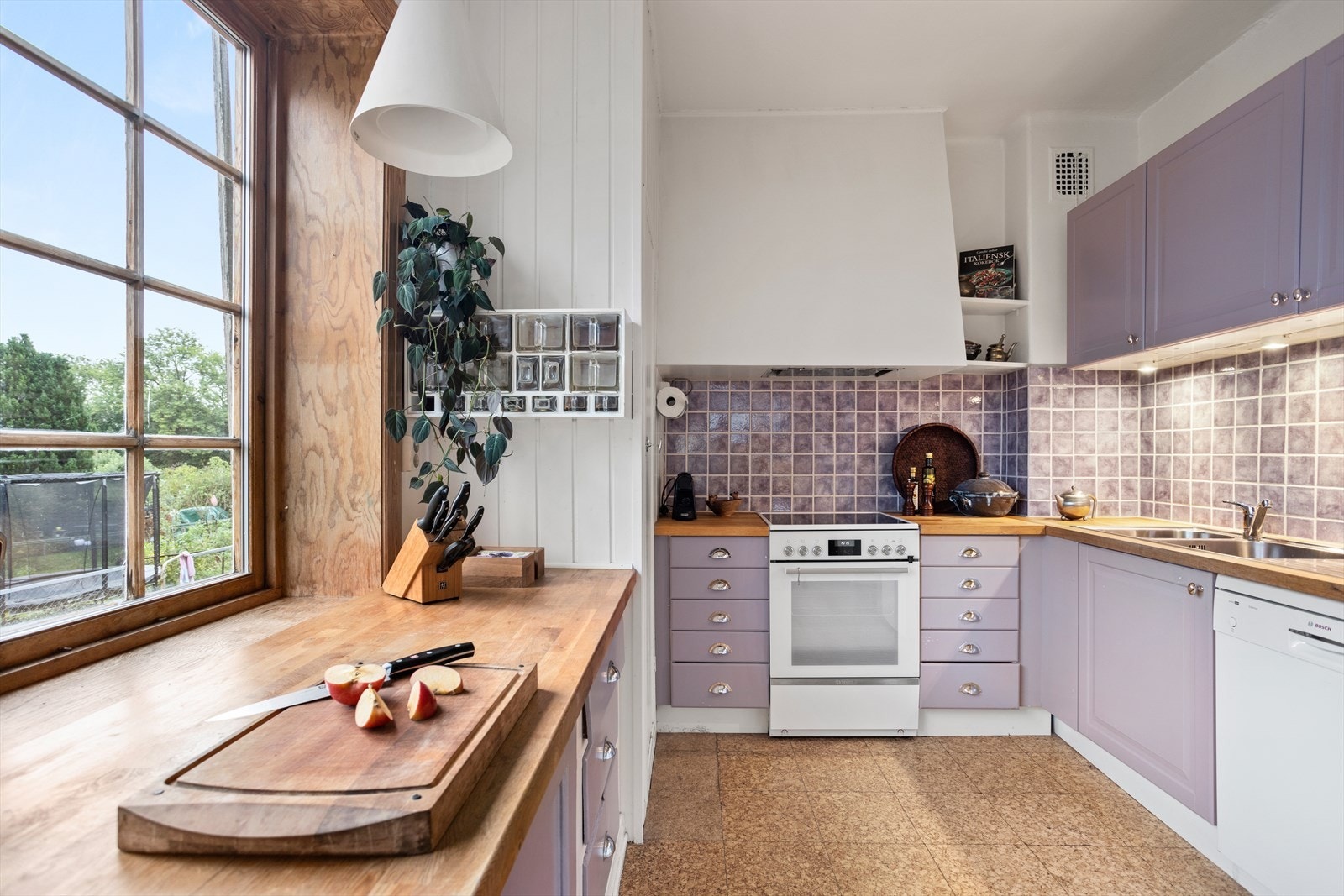 Kjøkkenet ligger i en praktisk og separat løsning fra resten av stuen. Galleribilde