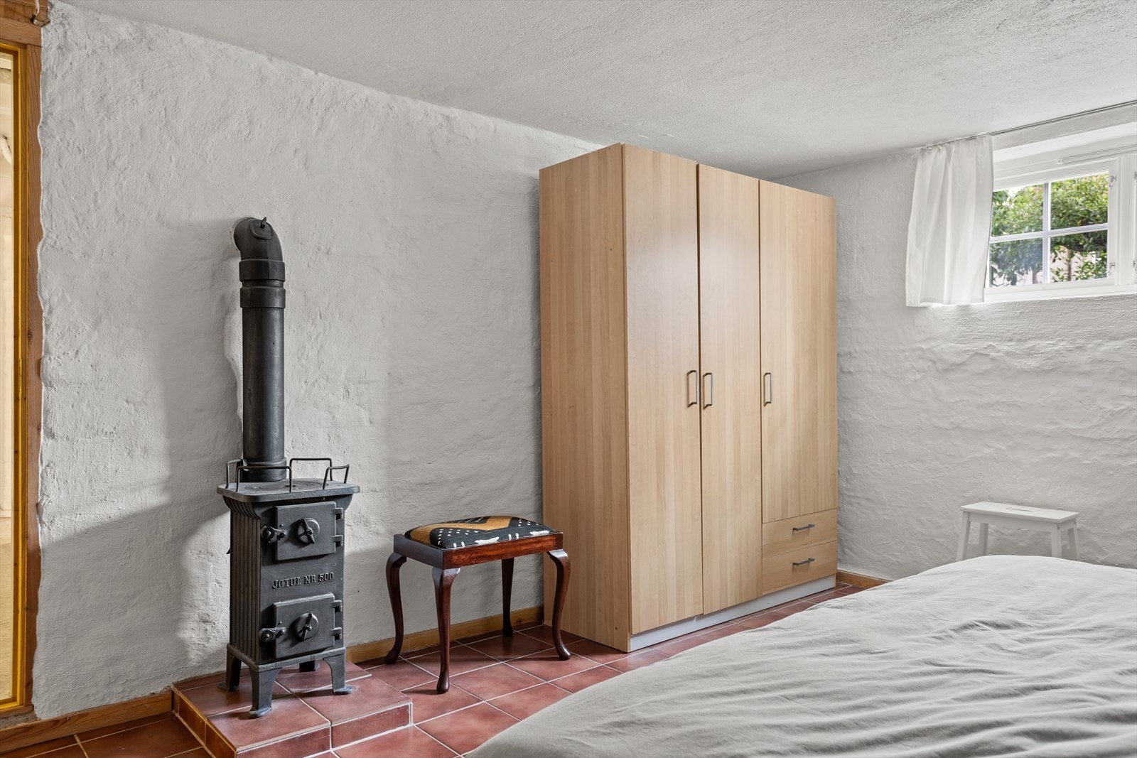 Et ypperlig rom som både kan benyttes som soverom og kjellerstue. Galleribilde