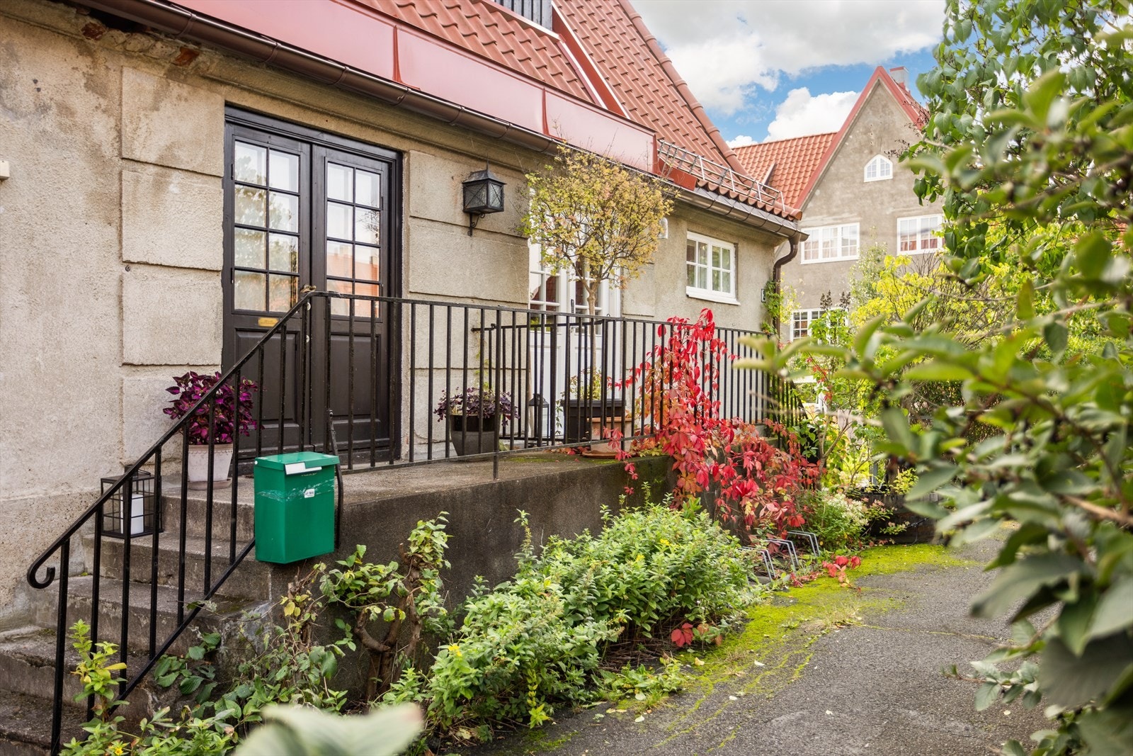 Et familievennlig og attraktivt enderekkehus med en flott beliggenhet i Ullevål Hageby. Eiendommen har et hyggelig og pent opparbeidet inngangsparti. Galleribilde