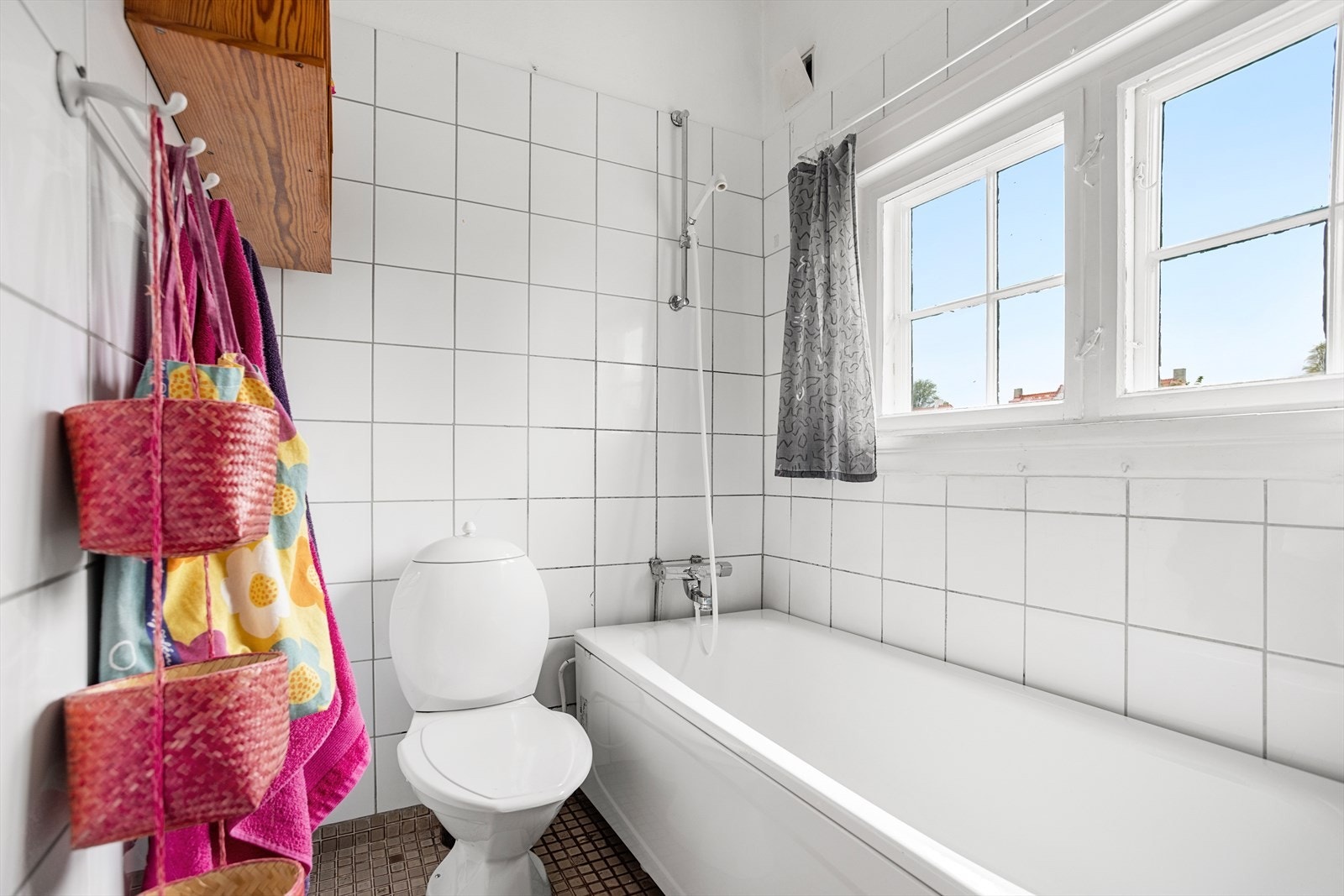 I fin tilknytning til boligens soverom er det et praktisk baderom. Galleribilde