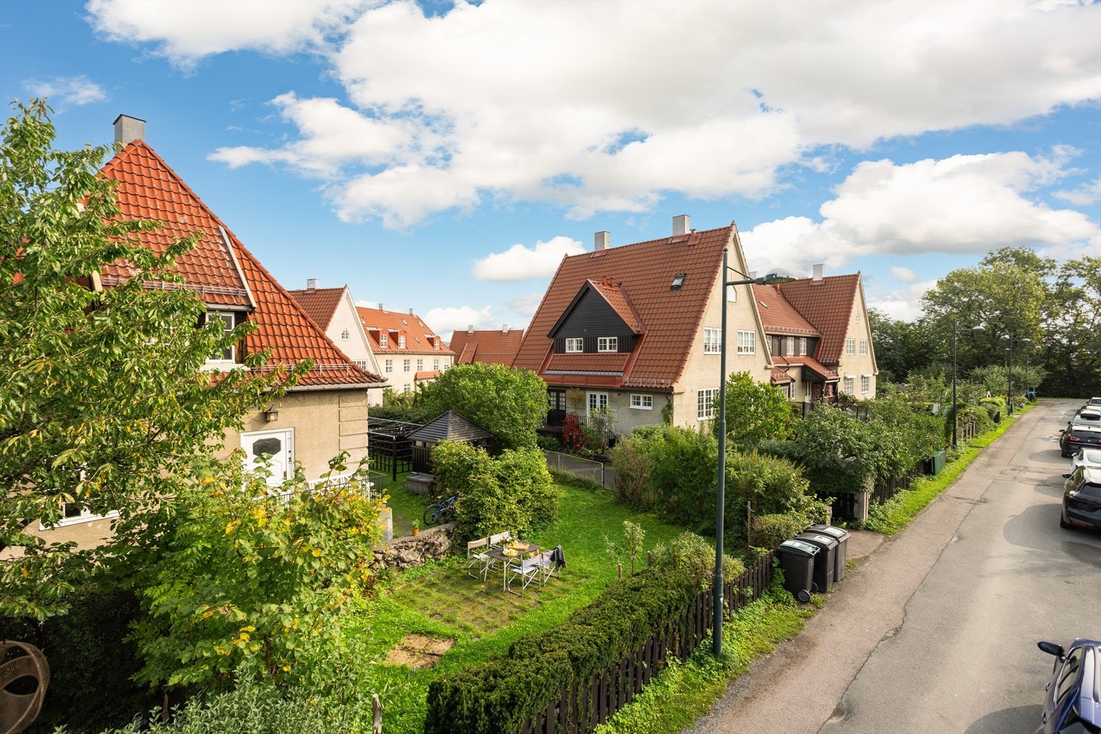 Beliggenheten i Hjorteveien er svært attraktiv i rolige omgivelser med idylliske og frodige gater. Galleribilde