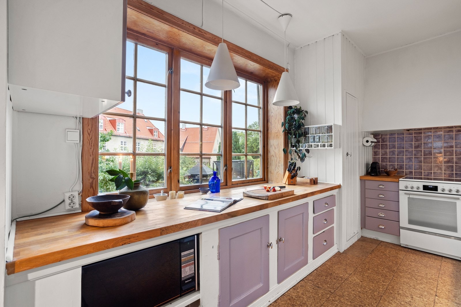 Videre består innredningen av eik benkeplate, fliser over benk, ventilator
vifte og nedfelt kum. Det er kjøkkenventilator med avtrekk ut. Galleribilde