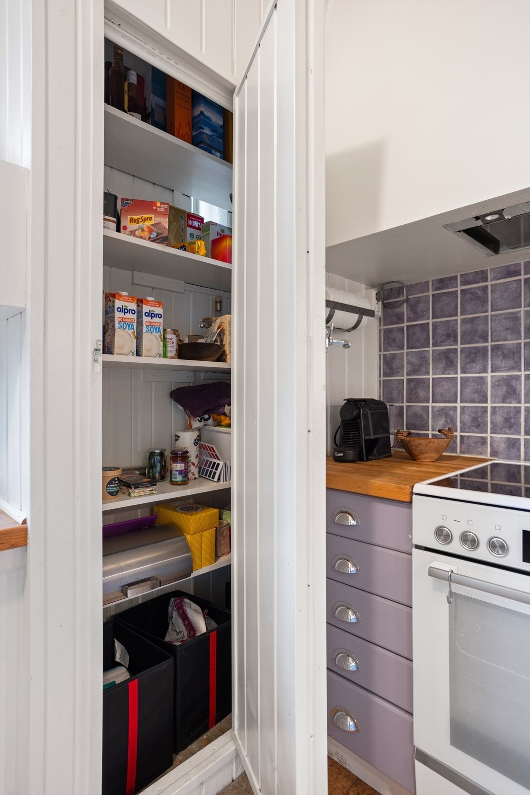 Spiskammeret har god plass til lagring. Galleribilde