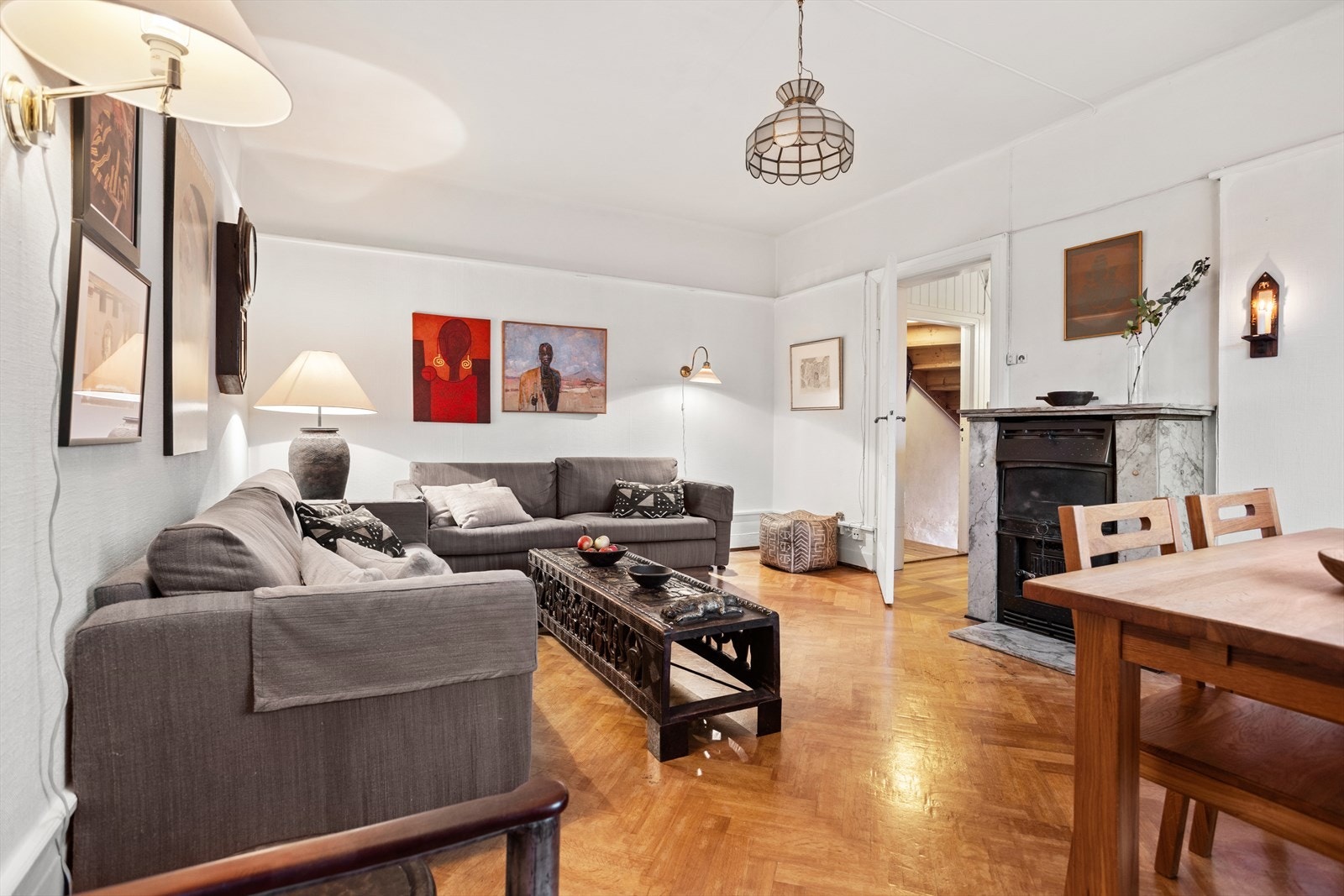 Stuen har en klassisk peiskamin og behagelig takhøyde på 2,69 meter. Galleribilde