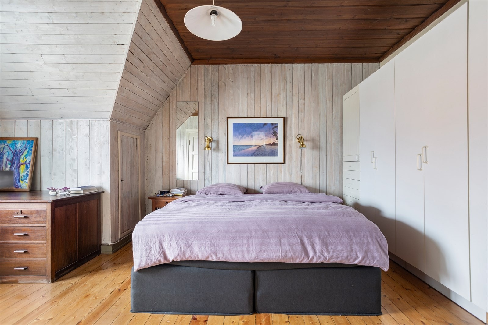 Det er rikelig med plass til dobbeltseng med tilhørende møblement og garderobeløsning. Galleribilde