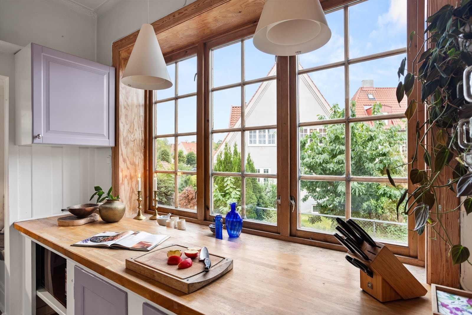 Fra kjøkkenvinduet har man nydelig morgensol, samt grønt og flott utsyn til nabolaget. Galleribilde