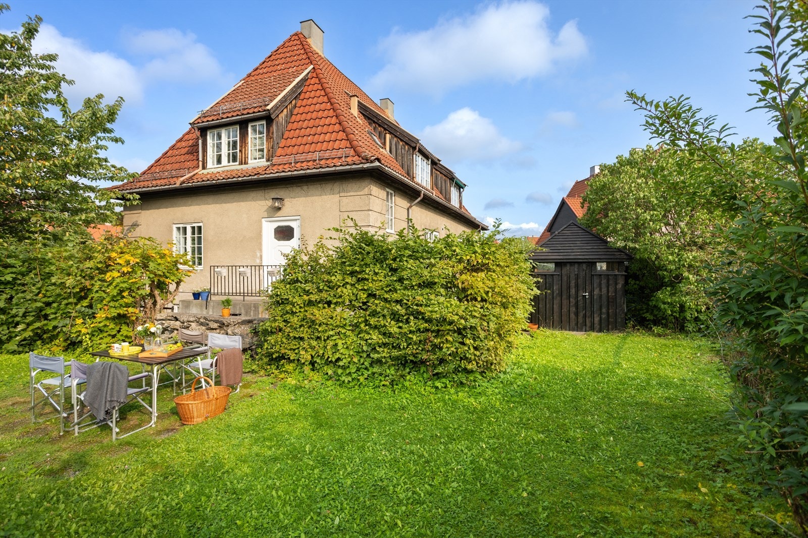 Boligen har enkel tilgang til en privat og frodig hageparsell til glede for både store og små hele året rundt. Hagen er av god størrelse med flere soner. I tillegg er det ekstra lagringsplass i praktisk utebod. Galleribilde
