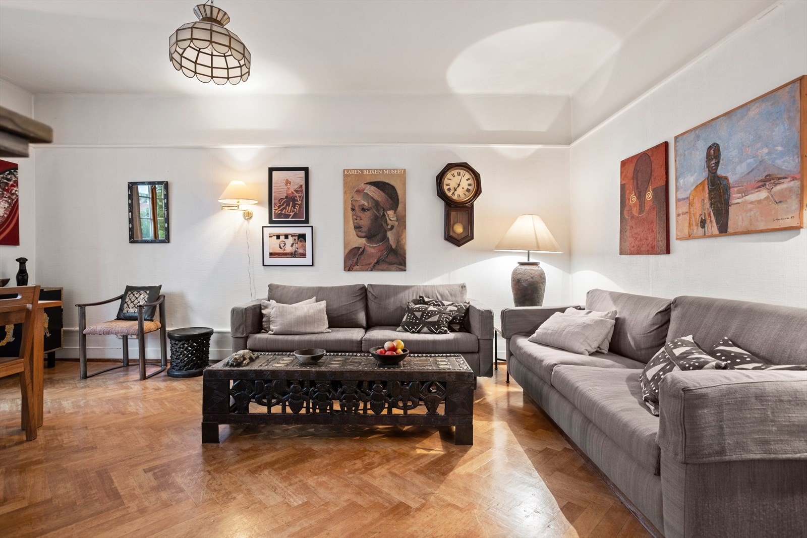 Stuen har god plass til både sofaseksjon og spisebord, samt øvrig møblement. Galleribilde