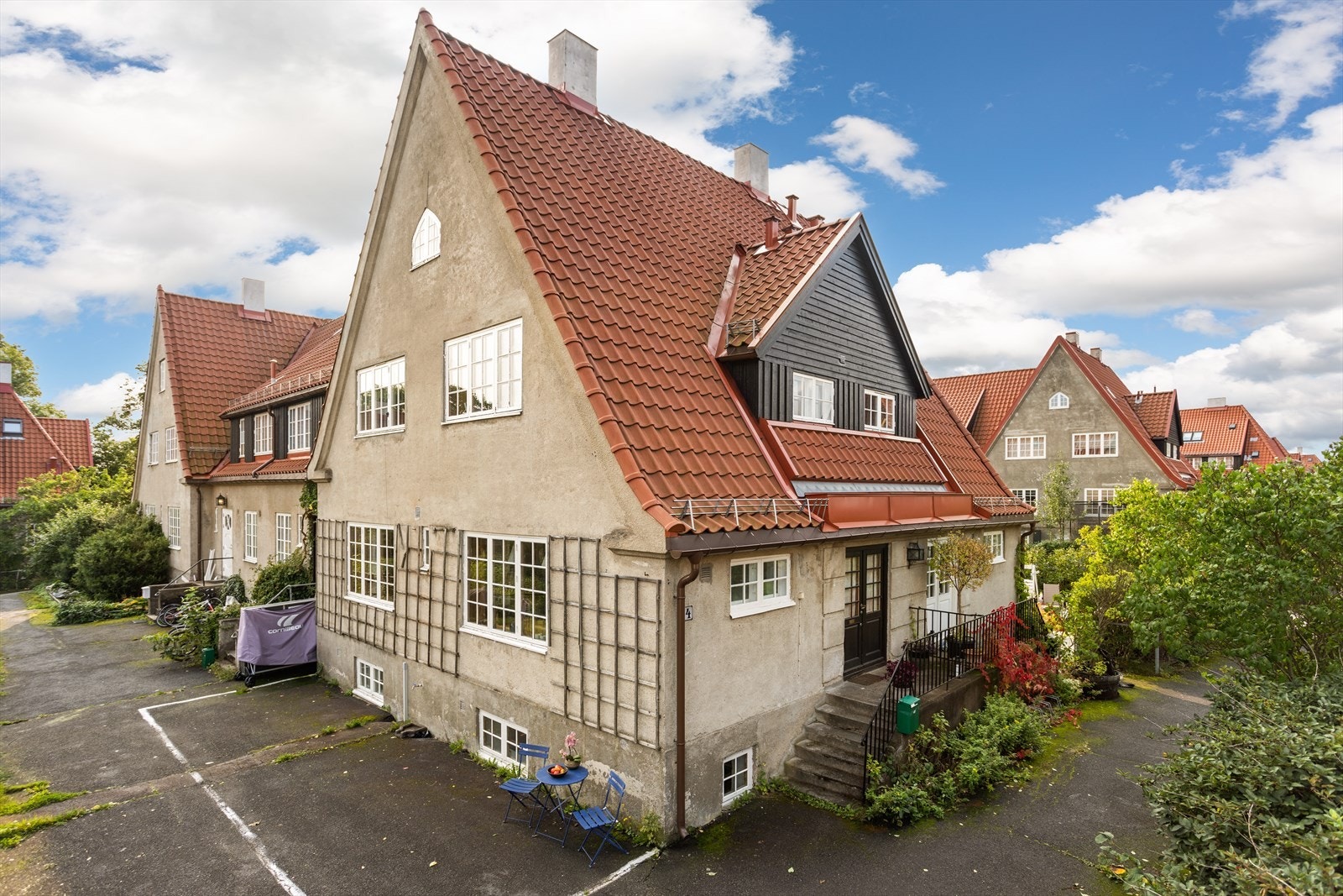 Andelen har én godkjent biloppstillingsplass i bakgården som følger andelen ved salg. Galleribilde