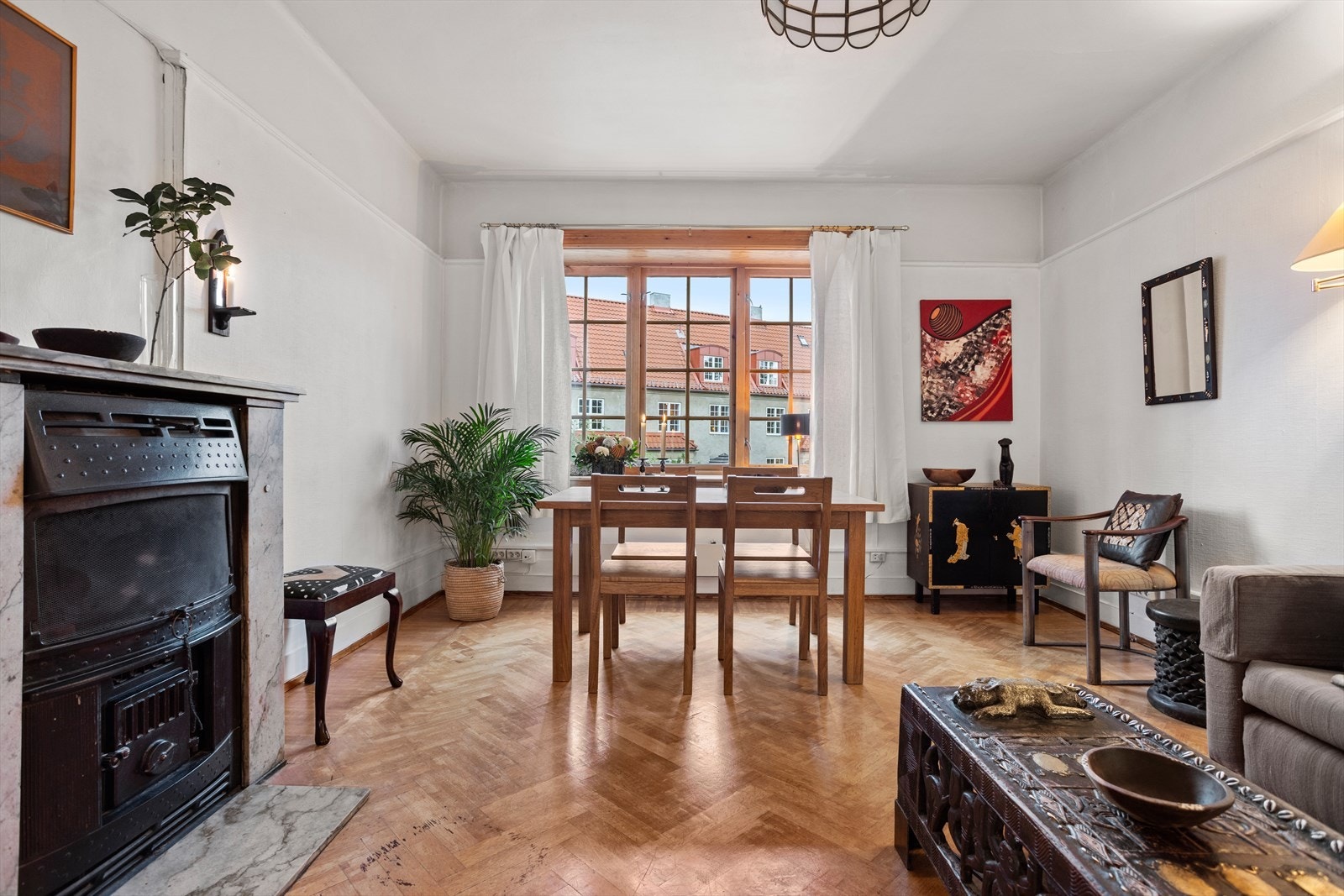 Boligen har sjel og sjarm i ekte hagebystil, og behov for noe modernisering. En flott familiebolig med en ypperlig mulighet for å skape sitt eget drømmehjem. Galleribilde