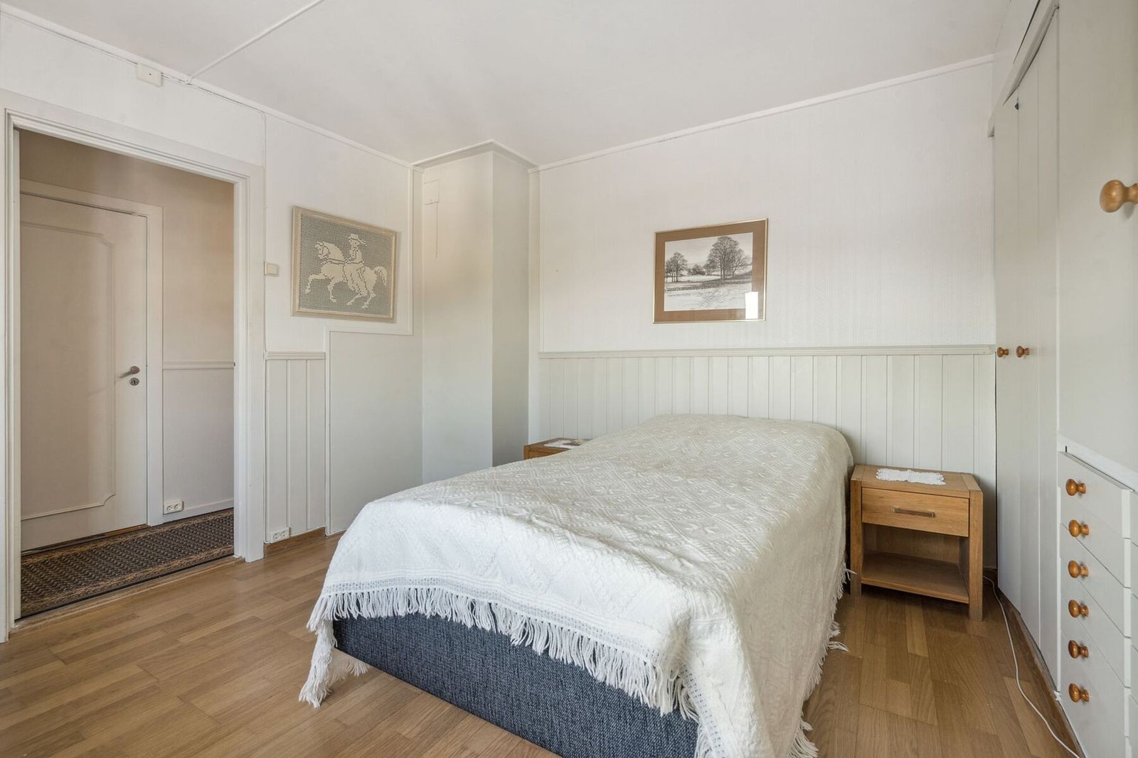 Soverommene er i 2. etasje og 3 soverom - Hovedsoverom Galleribilde