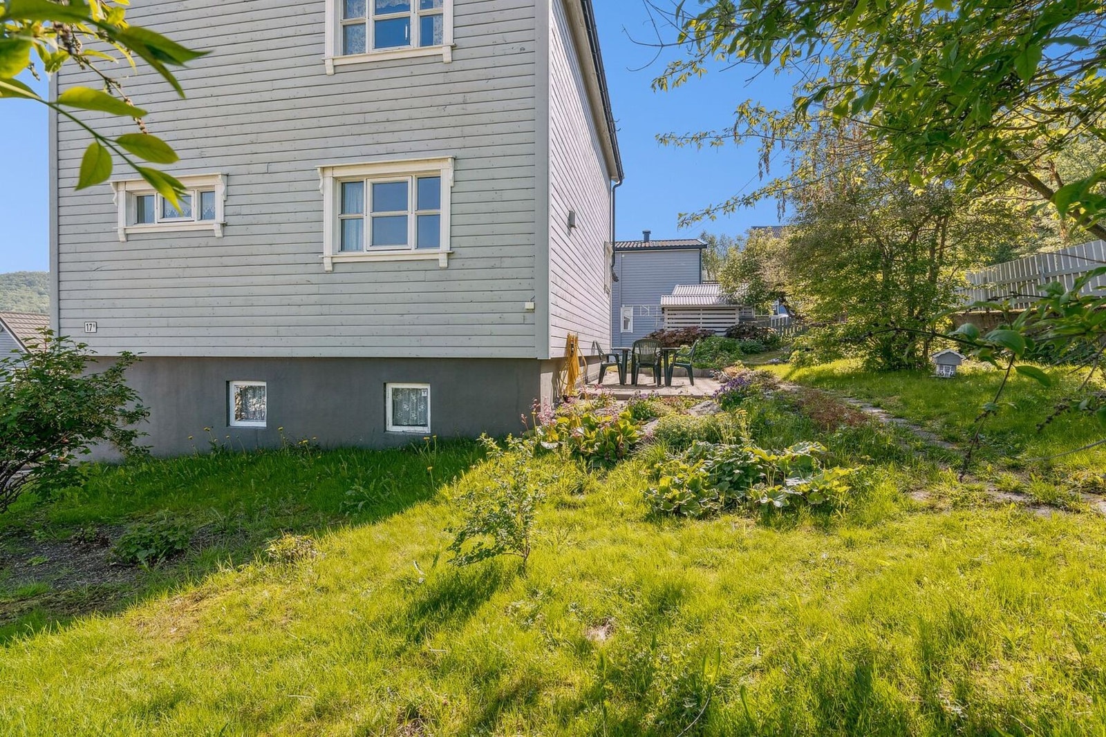Flott og frodig hage med beplantning Galleribilde