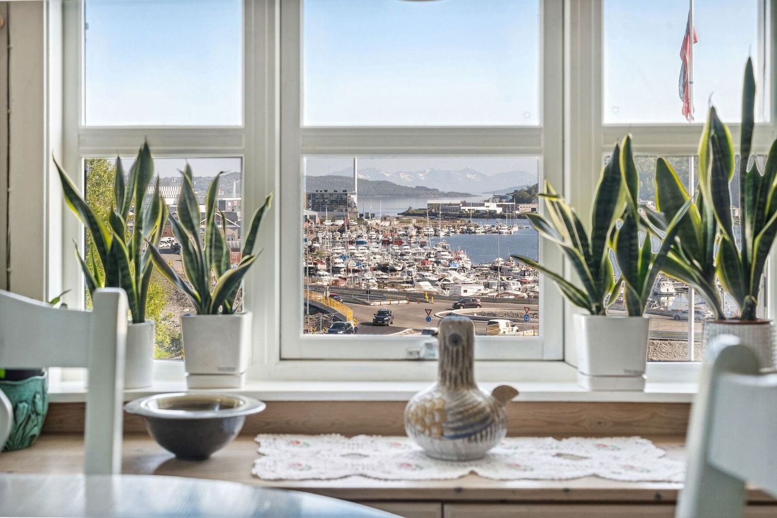 Her er det panoramautsikt gjennom store vindusflater Galleribilde