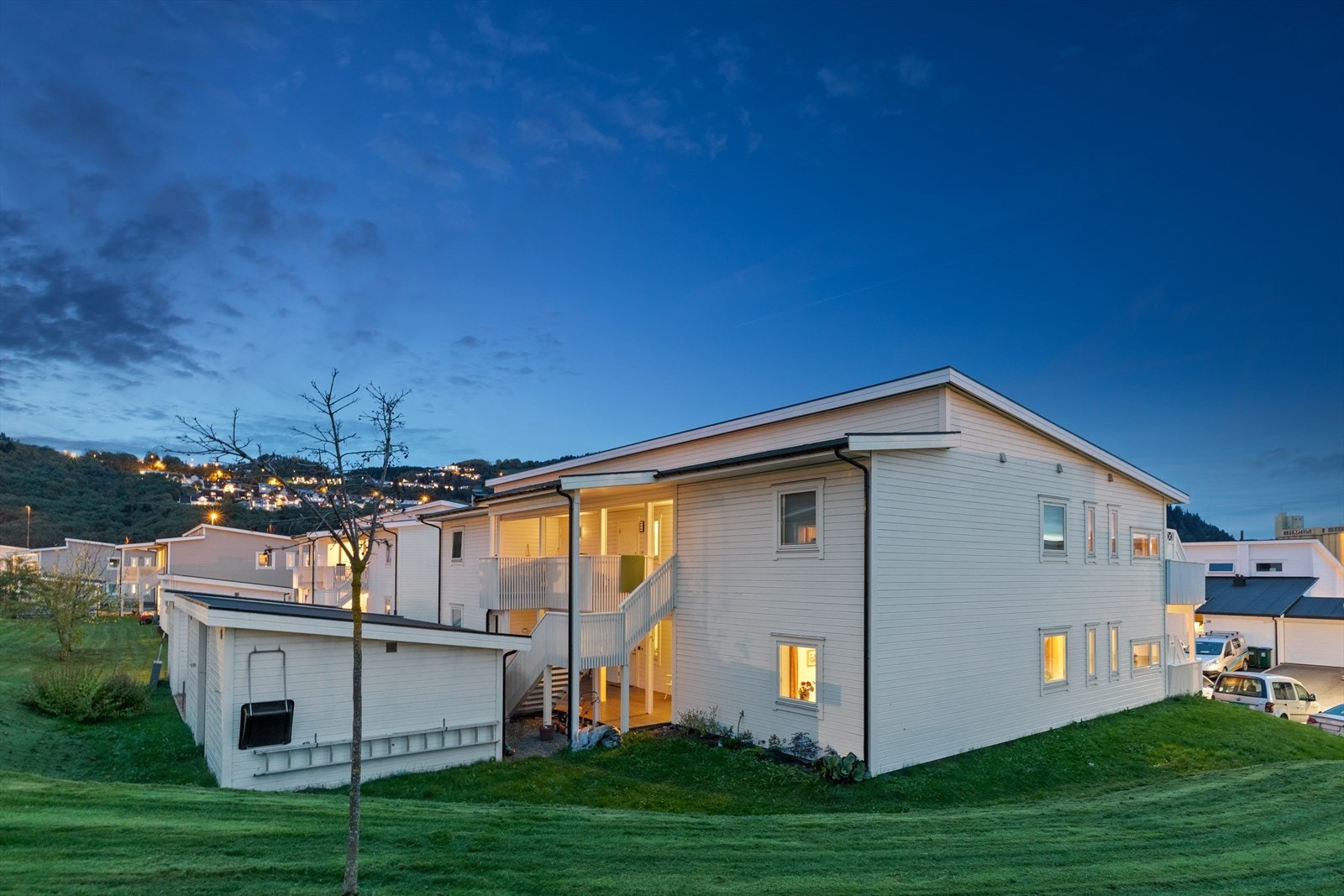 Leiligheten ligger fint til på enden i første etasje i en 6-mannsbolig fra 2009, noe som gir ekstra gode lysforhold. Galleribilde