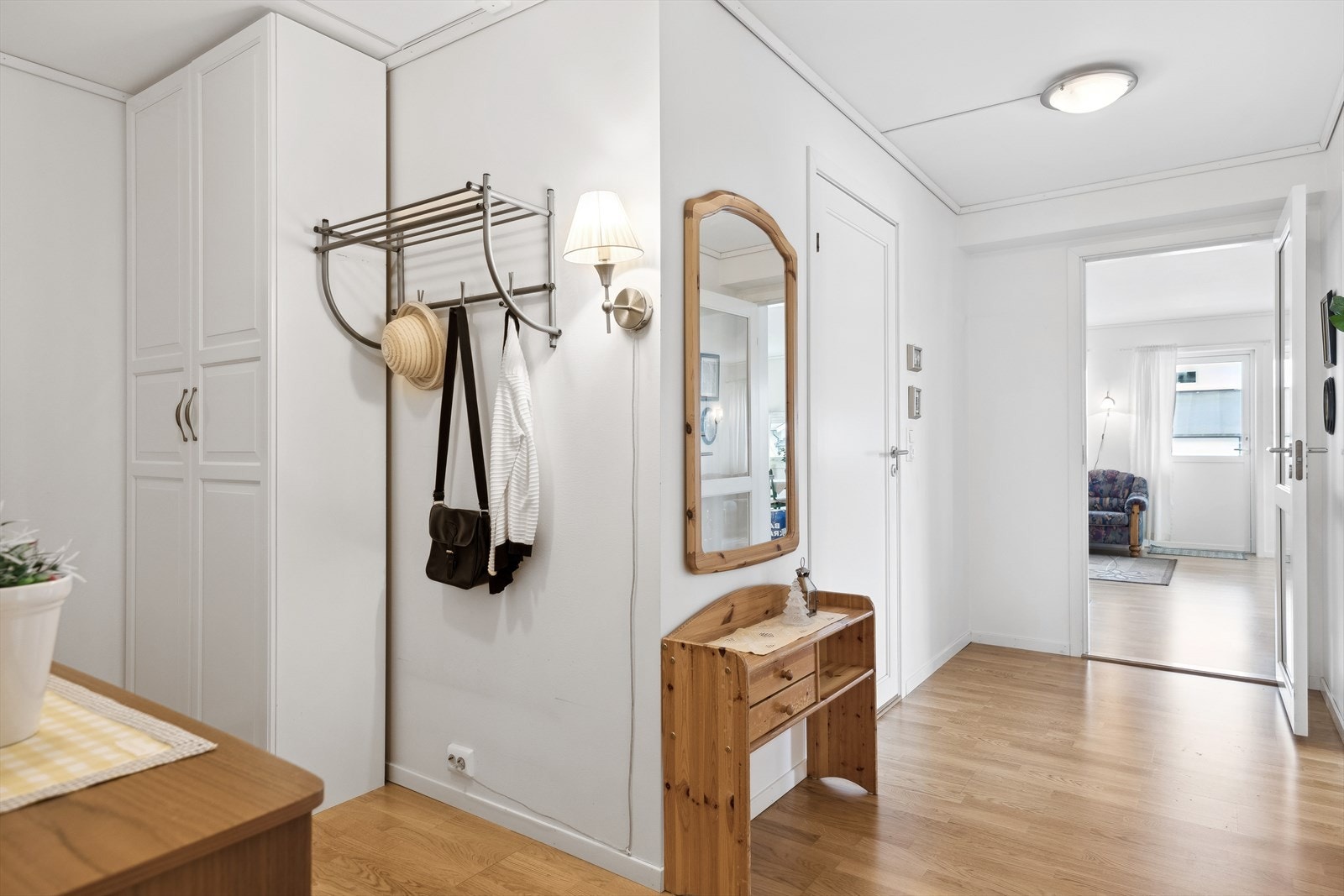 Det er satt inn garderobeløsning for oppbevaring av sko og yttertøy. Galleribilde