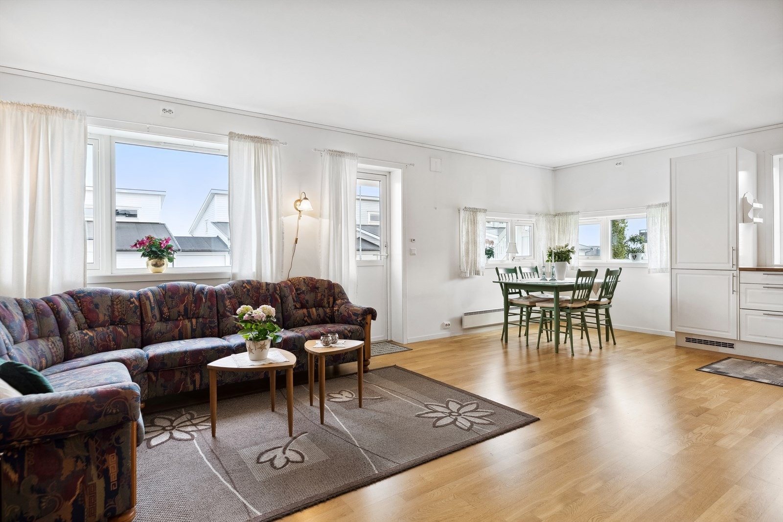 En rekke vinduer i to himmelretninger slipper inn godt med dagslys til stuen. Galleribilde